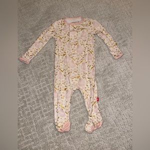 MAGNETIC ME PEARADISE MODAL ONESIE PAJAMAS: 3-6mo